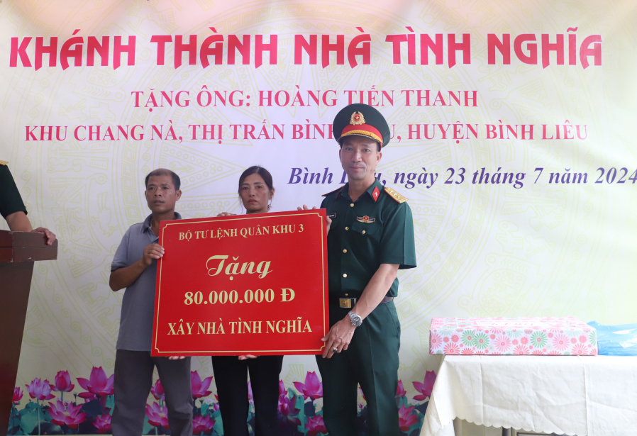 Ban CHQS huyện Bình Liêu tổ chức khánh thành và bàn giao nhà tình nghĩa tặng ông Hoàng Tiến Thanh, là đối tượng thờ cúng liệt sỹ, trú tại khu Chang Nà, thị trấn Bình Liêu. Ảnh: Thu Hằng (Trung tâm TT-VH Bình Liêu)