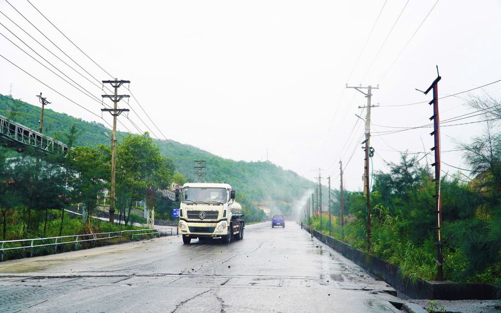 Công ty Than Mạo Khê lắp đặt hệ thống phun sương dập bụi trên tuyến đường vào phân xưởng Sàng tuyển.