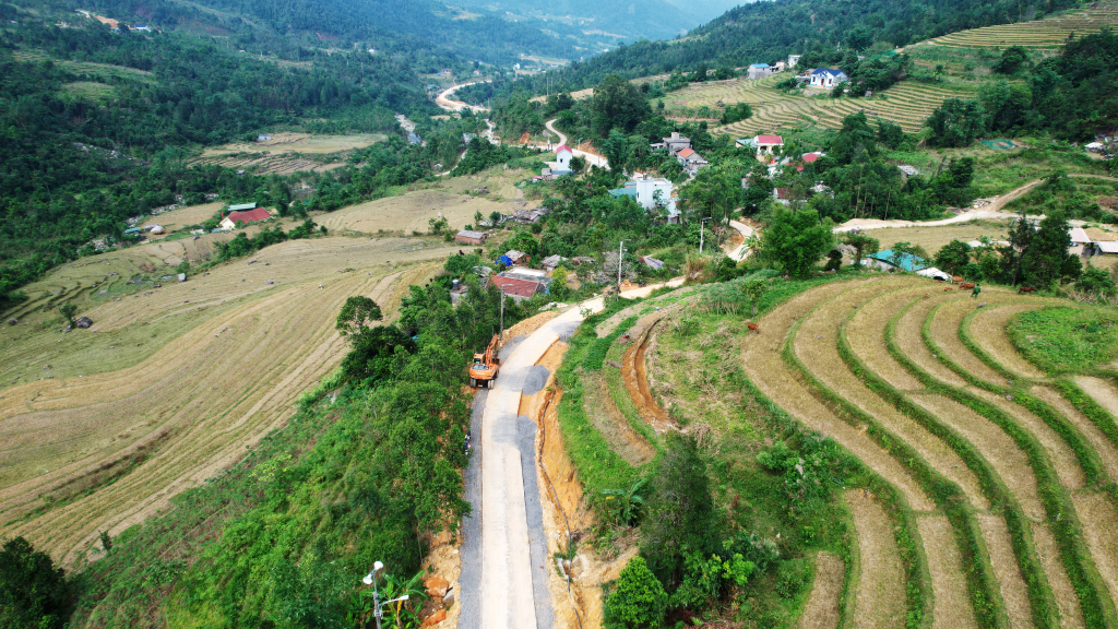 Les projets mettant en œuvre le projet de rénovation et de modernisation des infrastructures de circulation rurale au cours de la période 2024-2025, avec une vision jusqu'en 2030, élargiront la plate-forme de 3 m - 4 m à 6,5 m et couvriront la surface de la route d'asphalte.