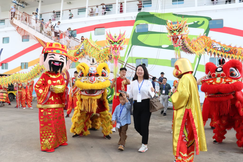 Khách du lịch Trung Quốc đến Quảng Ninh từ các chuyến tàu biển. 