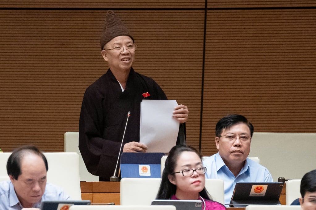 Delegate Most Venerable Thich Thanh Quyet, Vice President of the Central Executive Council of the Vietnam Buddhist Sangha, Head of the Executive Board of the Quang Ninh Provincial Buddhist Sangha, spoke at the discussion.