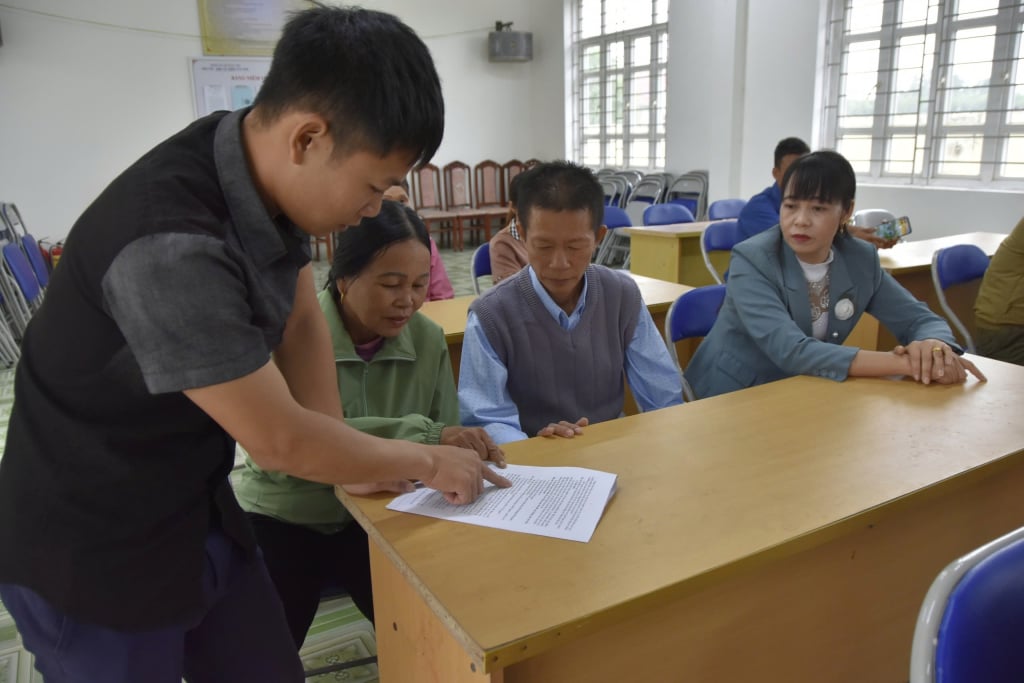 Đội ngũ cán bộ thôn Tân Sơn, xã Quảng Tân, huyện Đầm Hà rà soát những nội dung về công tác bầu cử trưởng thôn nhiệm kỳ 2025 - 2027 trước khi đưa ra xin ý kiến rộng rãi trong nhân dân. 