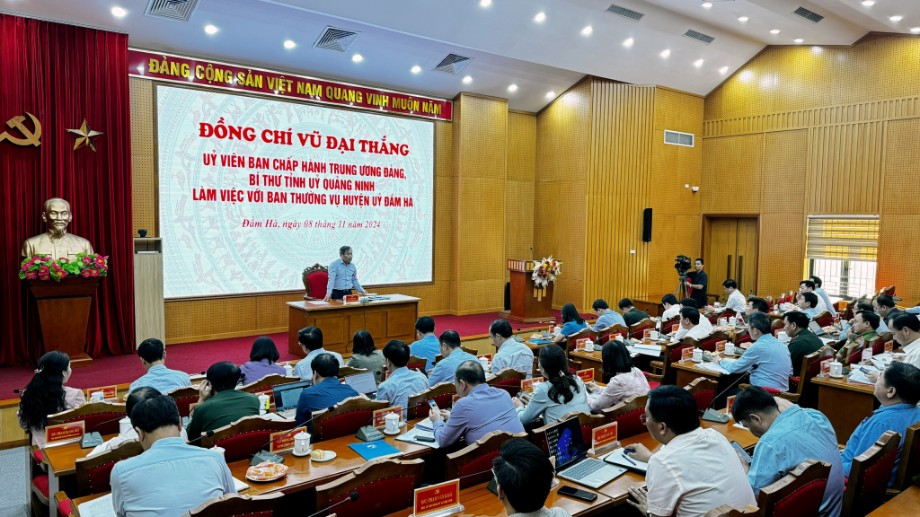 Quang cảnh buổi làm việc với Ban Thường vụ Huyện ủy Đầm Hà.