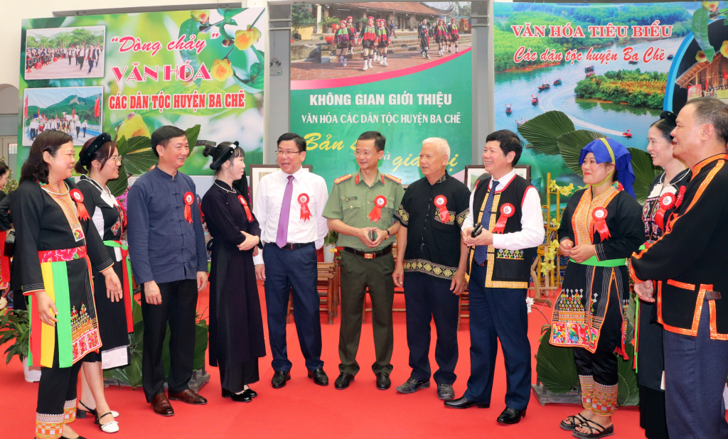 Lãnh đạo Ban Dân tộc tỉnh và huyện Ba Chẽ trò chuyện với bà con tại Đại hội đại biểu DTTS huyện Ba Chẽ, tháng 5/2024.