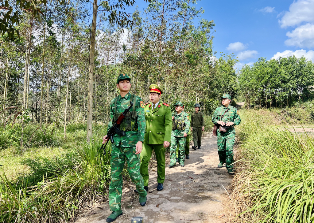 Công an xã Hoành Mô (huyện Bình Liêu) phối hợp với Đồn Biên phòng cửa khẩu Hoành Mô tuần tra, kiểm soát đường biên cột mốc.