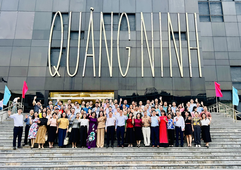 Visita y toma fotografías de recuerdo en el Museo Quang Ninh.