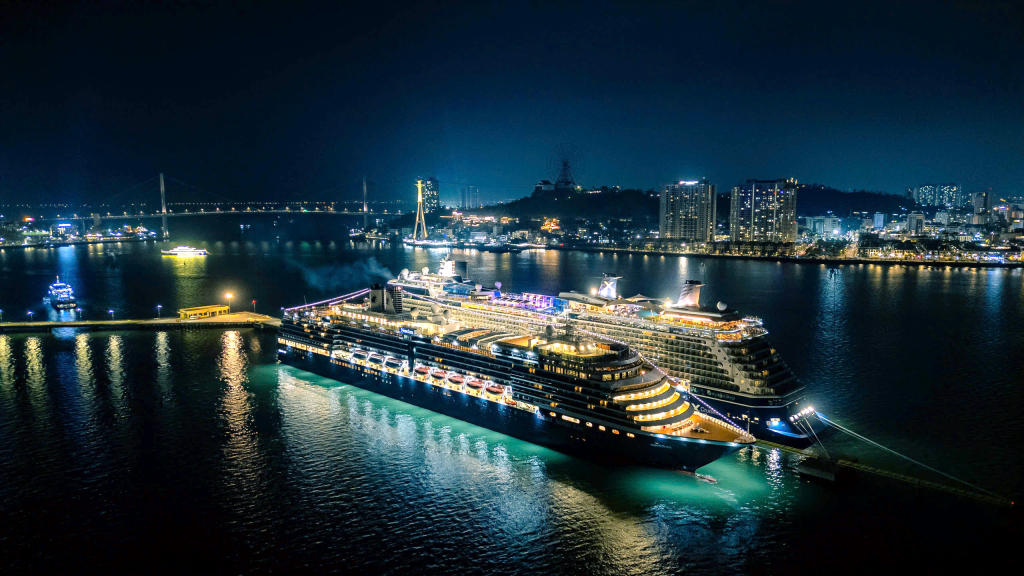 2 tàu biển Celebrity Solstice (quốc tịch Malta) và Noordam (quốc tịch Hà Lan) đưa hơn 4.700 du khách đến Hạ Long, ngày 12/11/2024.