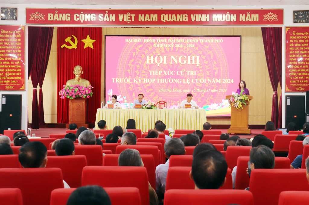 Đồng chí Trịnh Thị Minh Thanh, Phó Bí thư Thường trực Tỉnh ủy, Đại biểu HĐND tỉnh, phát biểu tại buổi tiếp xúc cử tri TP Hạ Long trước kỳ họp thứ 23. Ảnh: Trúc Linh.