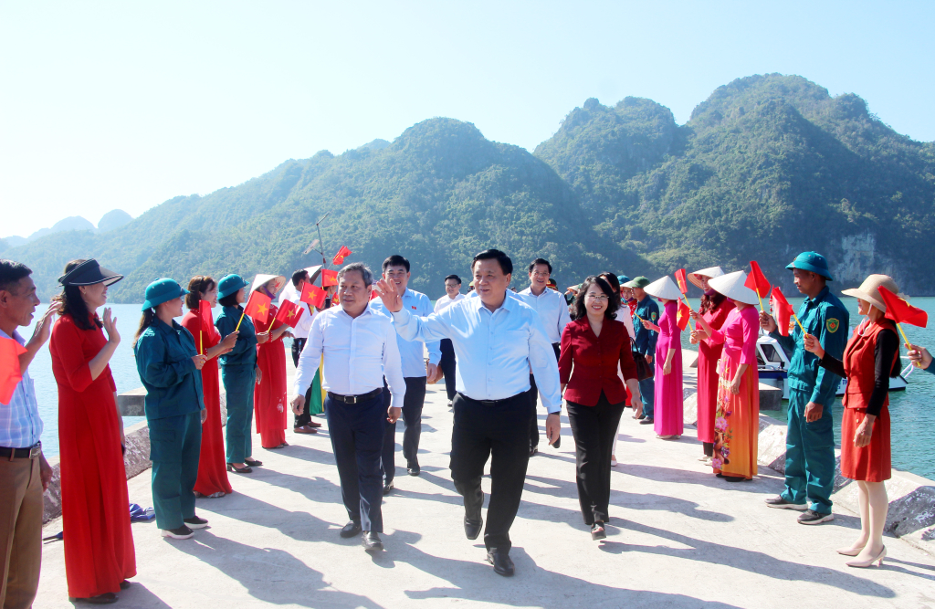 Les responsables, les membres du parti et la population de la commune de Ban Sen ont accueilli le camarade Nguyen Xuan Thang et la délégation de travail.