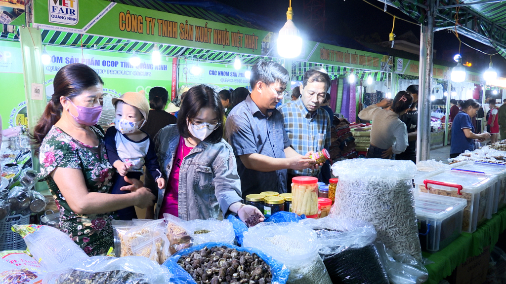 Người tiêu dùng chọn lựa hàng hoá trong 