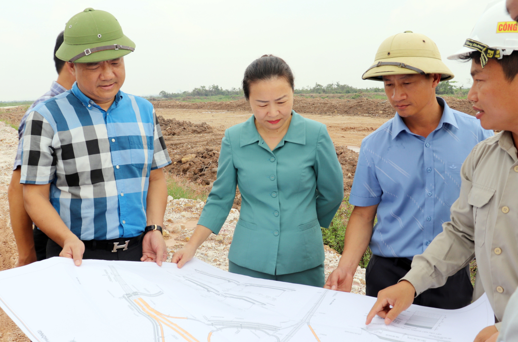 La délégation de supervision du Conseil populaire provincial, conduite par le camarade Vi Ngoc Bich, vice-président permanent du Conseil populaire provincial, a inspecté le projet de construction réel de l'intersection Dam Nha Mac (au km 20+050, autoroute Ha Long - Hai Phong).