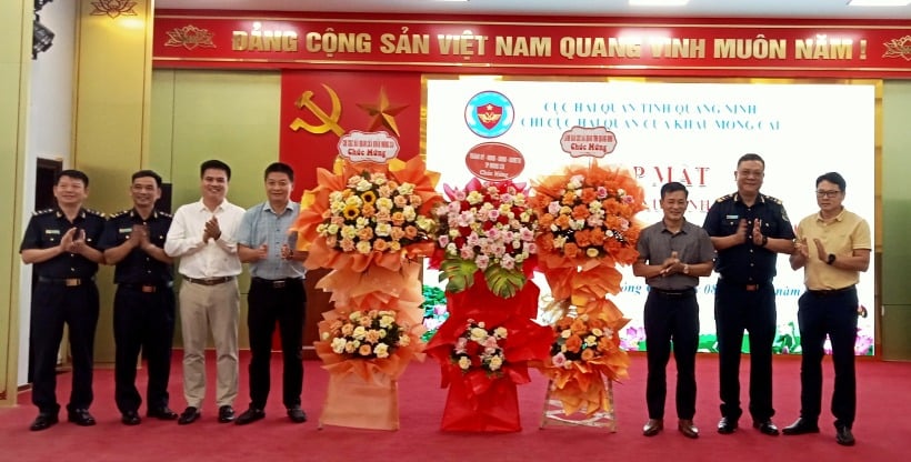 Chi cục HQCK Móng Cái  gặp mặt, chúc mừng các doanh nhân, doanh nghiệp XNK trên địa bàn,nhân kỷ niệm 20 năm Ngày Doanh nhân Việt Nam (13/10/2004-13/10/2024).