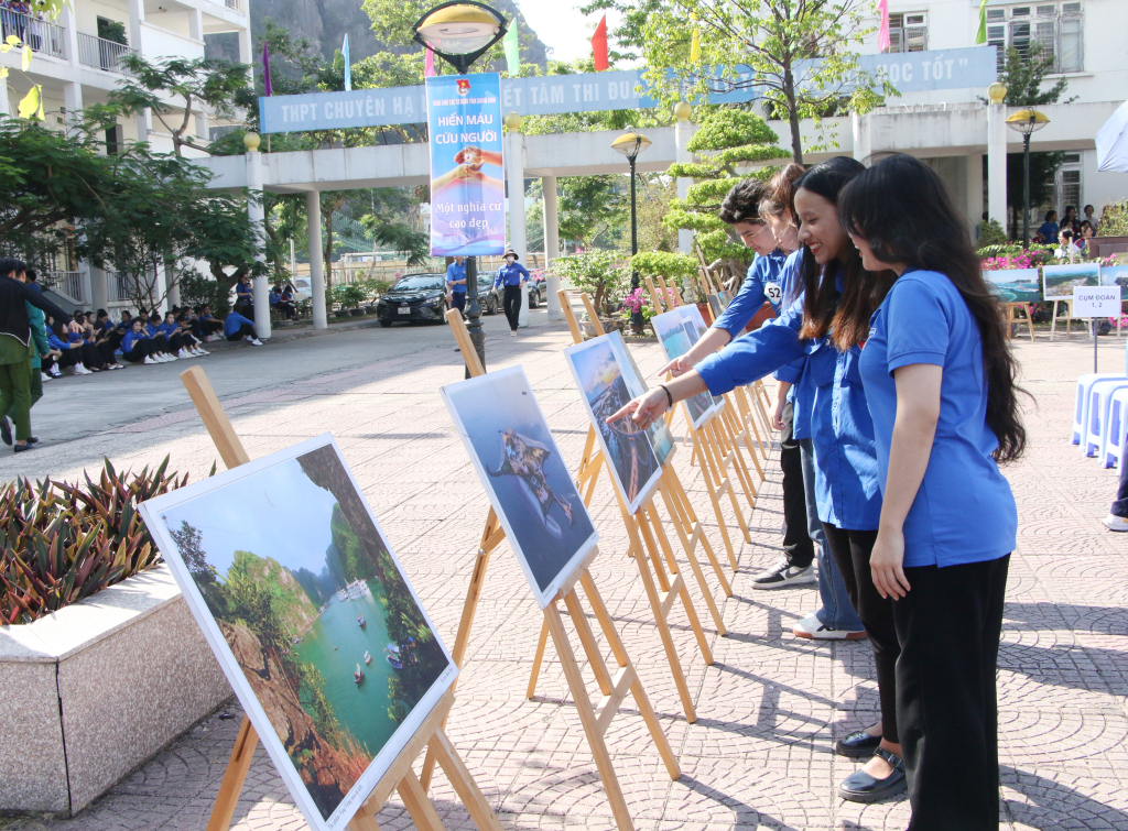 청년연합 회원들은 축제에서 광닌성의 역사, 문화, 사람들을 다룬 60장의 예술 사진 전시회를 관람했습니다.