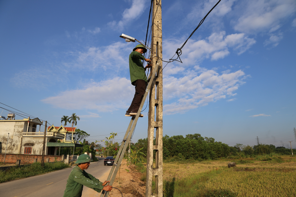 Nhân dân khu phố Đồng Tâm, thị trấn Quảng Hà lắp đặt hệ thống bóng điện thắp sáng đường quê