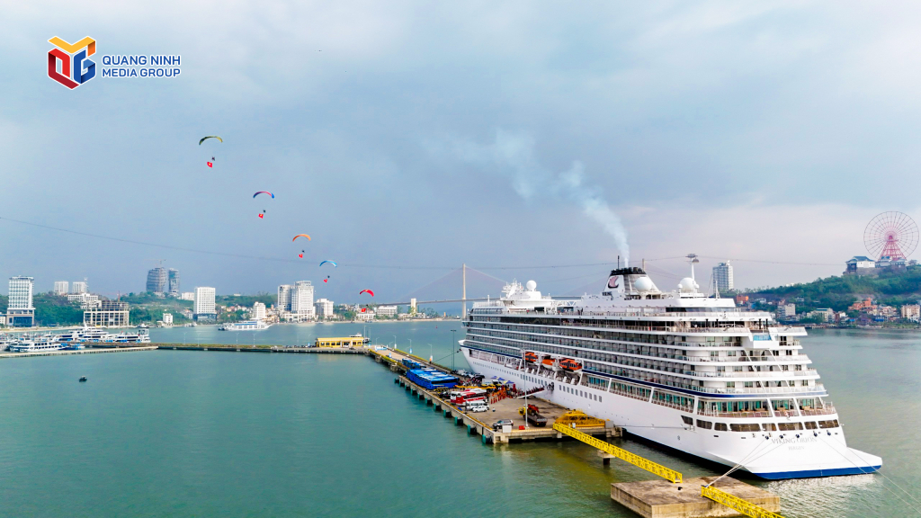 El barco Viking Orion atraca en el puerto internacional de pasajeros de Ha Long, trayendo al visitante internacional número 3 millones a Quang Ninh.