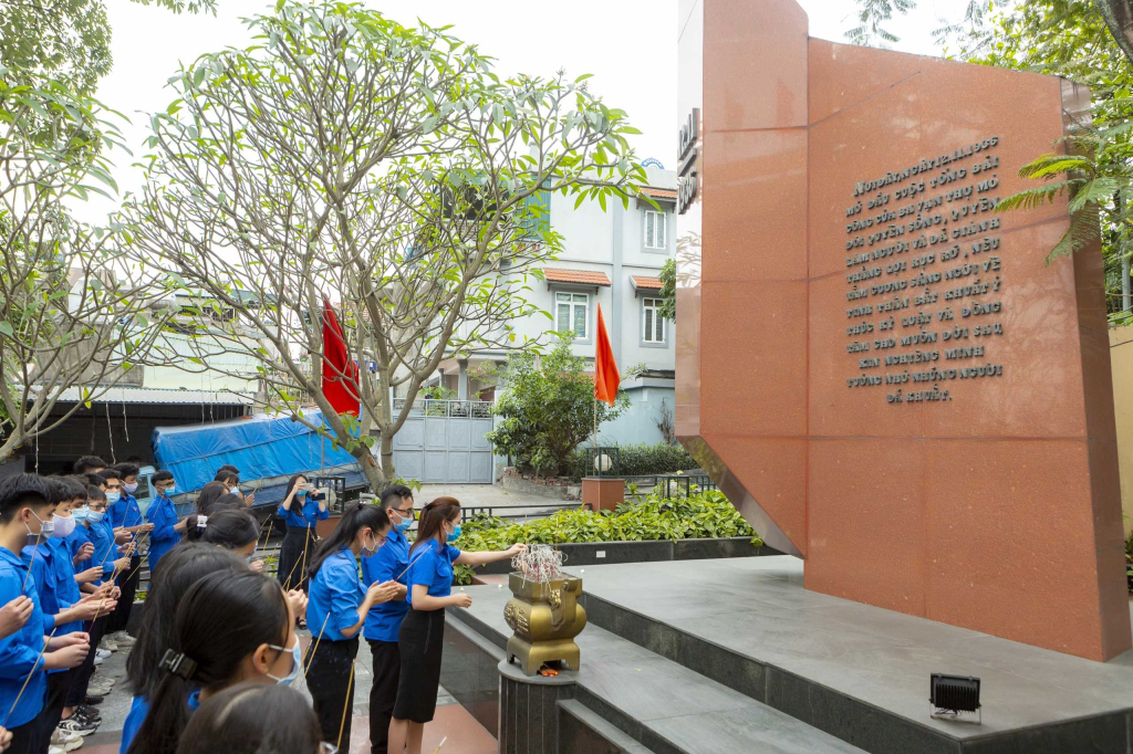 Đoàn viên thanh niên dâng hương Đài tưởng niệm những công nhân mỏ tham gia cuộc Tổng bãi công năm 1936 tại Di tích Ngã Tư đường lên mỏ Đèo Nai hiện nằm trong khuôn viên của Công ty CP Vật tư - TKV. Ảnh: Nguyễn Văn Cường- CTV.