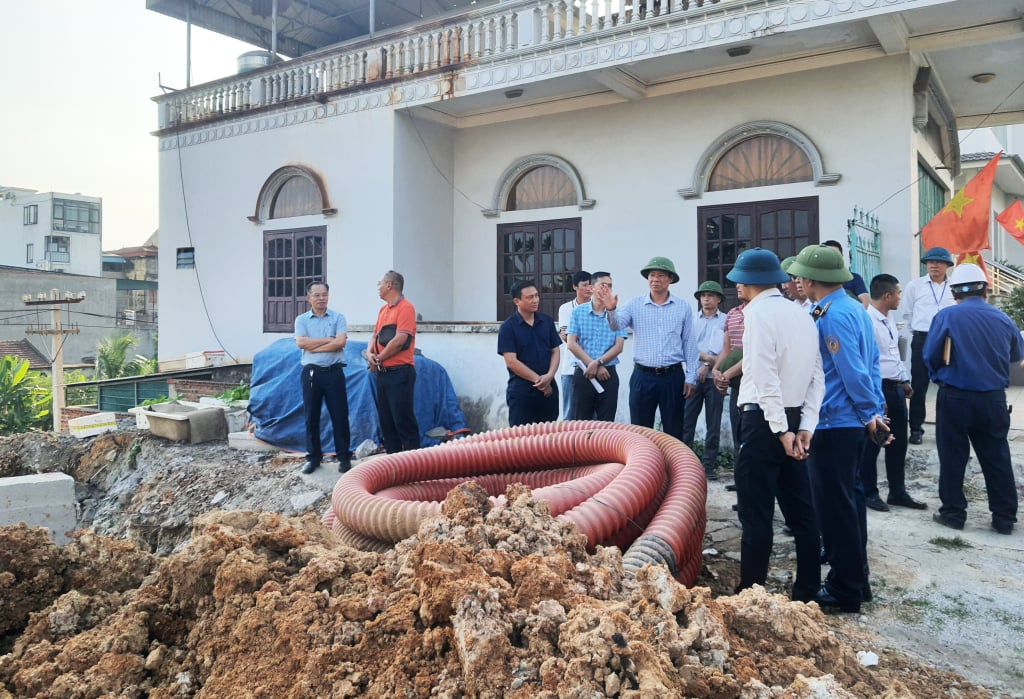 Đồng chí Phạm Tuấn Đạt, Chủ tịch UBND TP Uông Bí kiểm tra thực địa dự án Chỉnh trang tuyến phố Hoàng Quốc Việt và dự án Chỉnh trang tuyến phố Thanh Sơn.