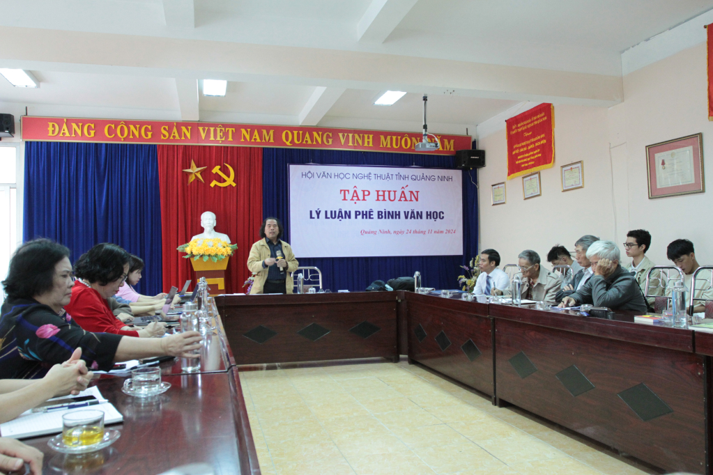 PGS.TS Ngô Văn Giá, nguyên Trưởng Khoa Viết văn- Báo chí Trường Đại học Văn hoá Hà Nội, truyền đạt các nội dung về lý luận phê bình văn học.