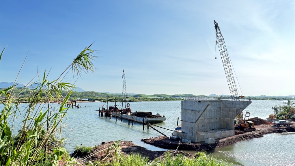 Der Auftragnehmer konzentriert sich auf den Bau der Tien-Yen-Flussüberführung, die Teil des Projekts zur Verbindung des Highway 4B mit dem Highway 18 ist. Foto: Manh Truong