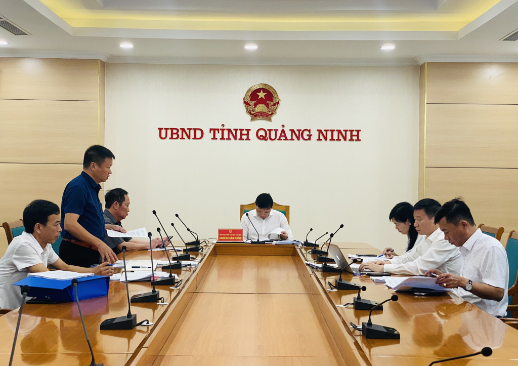 Lãnh đạo Sở NN&PTNT trình bày Dự thảo Tờ trình, Nghị quyết quy định hỗ trợ phát triển thủy lợi nhỏ, thủy lợi nội đồng và tưới tiên tiến, tiết kiệm nước trên địa bàn tỉnh Quảng Ninh.