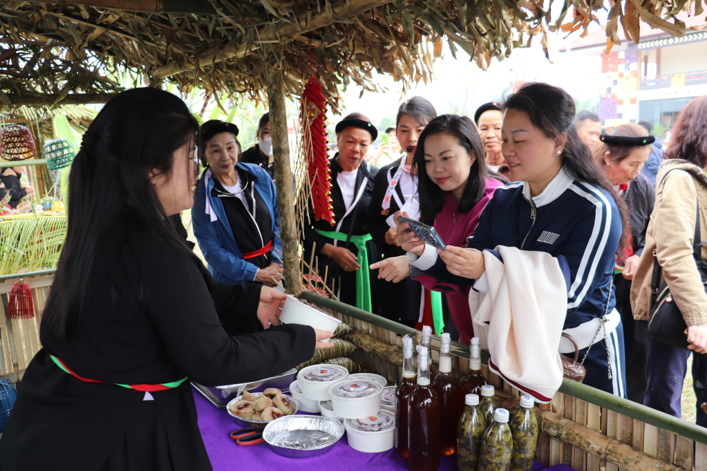 Đoàn trải nghiệm các sản phẩm địa phương tại khu du lịch cộng đồng xã Bình Dân.