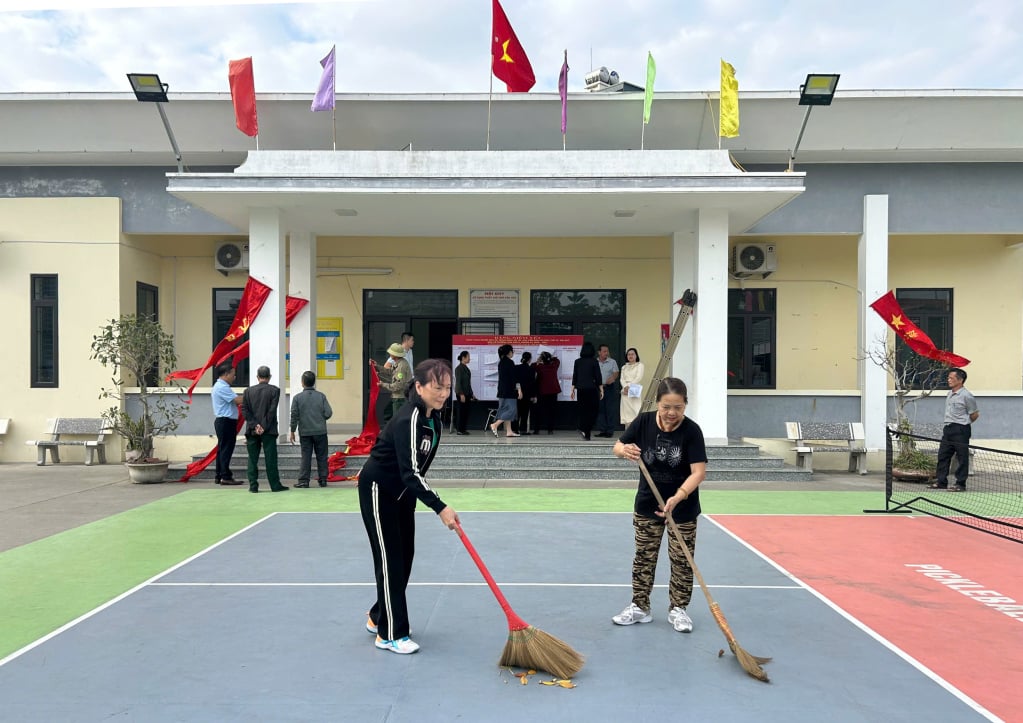 Các thôn, bản, khu phố đang tích cực cho công tác tuyên truyền, vệ sinh môi trường chuẩn bị cho ngày bầu cử.