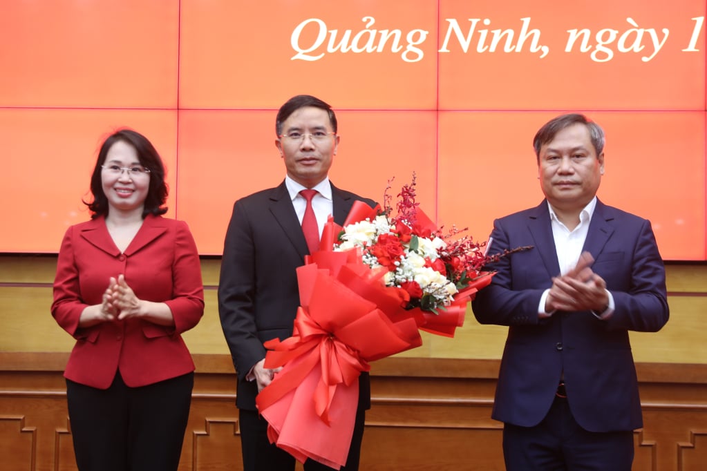 Các đồng chí trong Thường trực Tỉnh ủy tặng hoa chúc mừng đồng chí Phạm Đức Ấn, Phó Bí thư Tỉnh ủy Quảng Ninh.