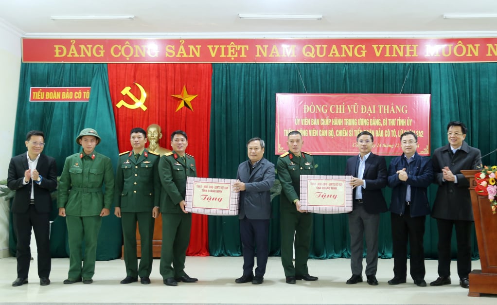 Đồng chí Bí thư Tỉnh ủy và các đồng chí trong Thường trực Tỉnh ủy tặng quà cho cán bộ, chiến sĩ Tiểu đoàn đảo Cô Tô, Lữ đoàn phòng thủ đảo 242.