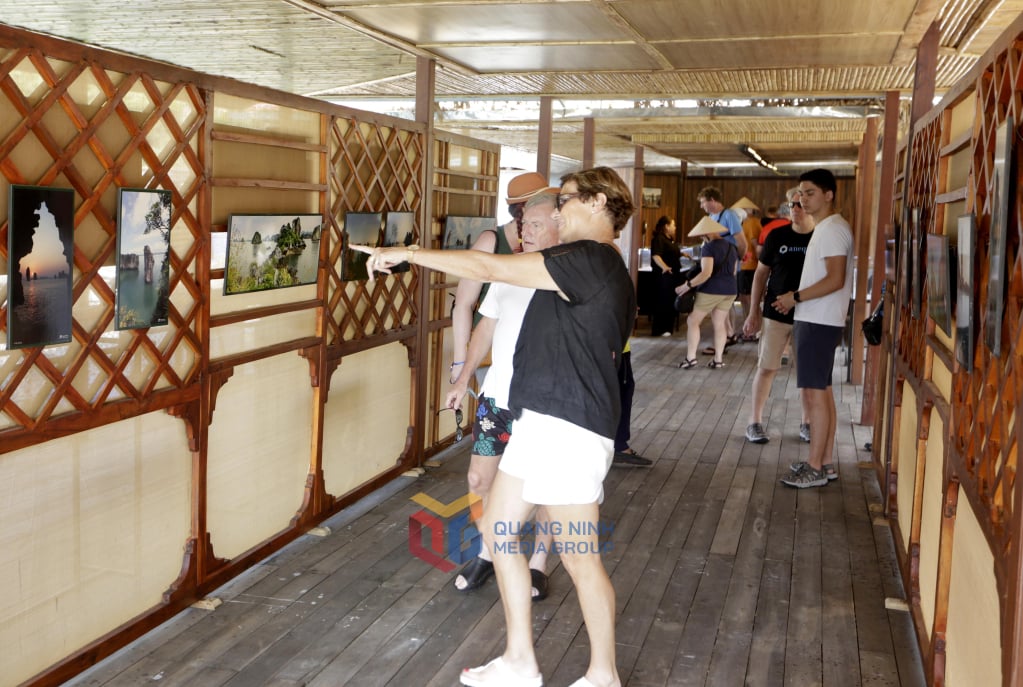 Touristen besuchen die Fotoausstellung in der Halong-Bucht.