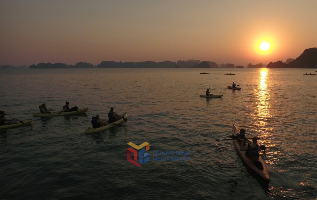 Paddle-Boarding bei Sonnenuntergang ist ein emotionales Erlebnis.