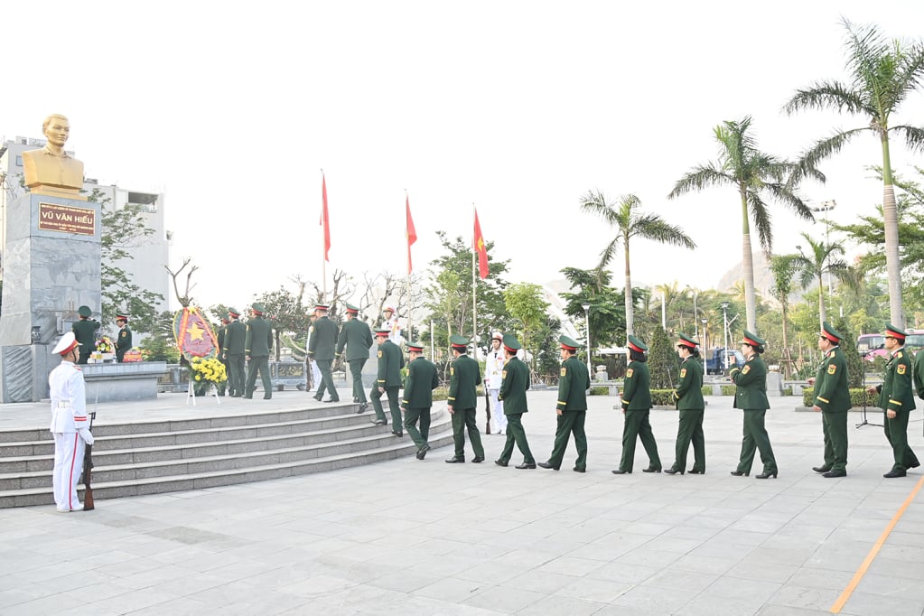 Đoàn đại biểu Đảng ủy, Bộ CHQS tỉnh Quảng Ninh dâng hoa tưởng niệm các Anh hùng liệt sĩ tại Đài tưởng niệm các Anh hùng liệt sĩ TP Hạ Long.