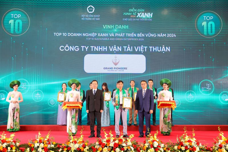 Đại diện Công ty TNHH Vận tải Việt Thuận nhận giải thưởng Top 10 Doanh nghiệp Xanh và Phát triển bền vững năm 2024. Ảnh: TCDL