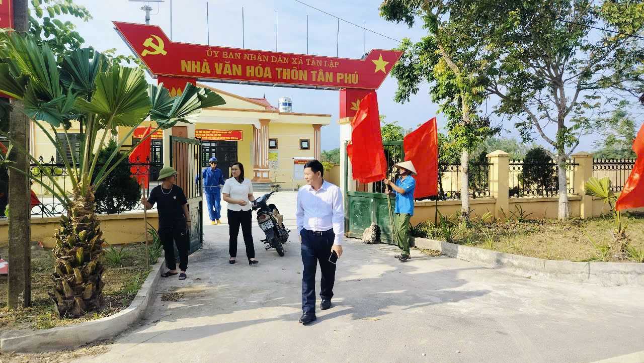 Nhà văn hóa thôn Tân Phú, xã Tân Lập (Đầm Hà) trang hoàng phục vụ ngày Bầu cử trưởng thôn, bản, khu phố vào 15/12. Ảnh: Mai Thắm (Đầm Hà)