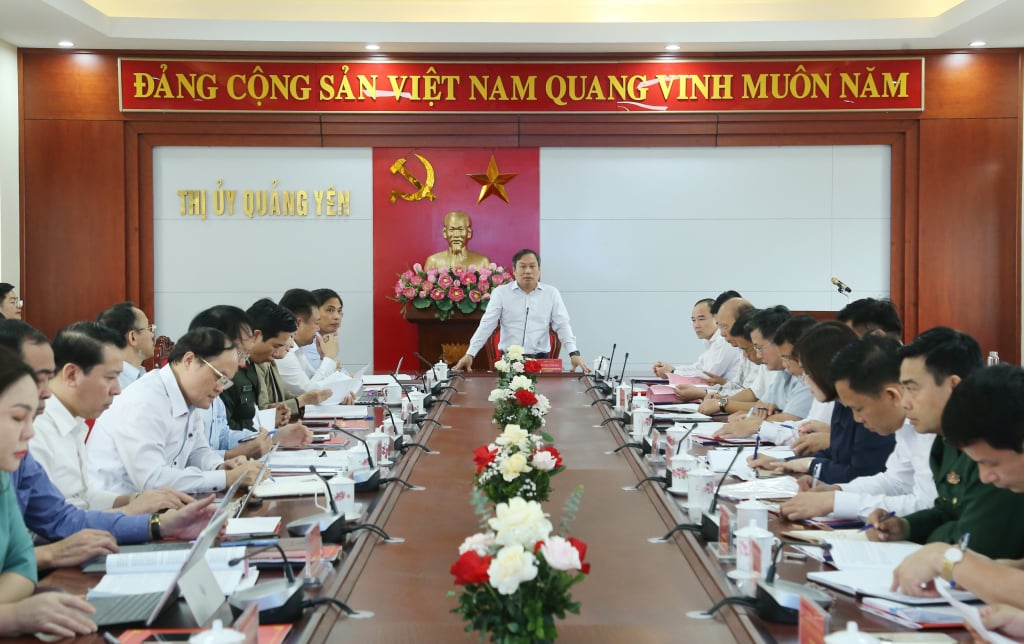 Đồng chí Vũ Đại Thắng, Ủy viên Trung ương Đảng, Bí thư Tỉnh ủy phát biểu chỉ đạo tại buổi làm việc với Ban Thường vụ Thị ủy Quảng Yên.