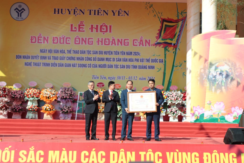 Lãnh đạo Sở VH-TT trao bằng của Bộ VHTTDL công nhận Nghệ thuật trình diễn dân gian hát Sọong Cô của người dân tộc Sán Dìu tỉnh Quảng Ninh là di sản văn hóa phi vật thể quốc gia.