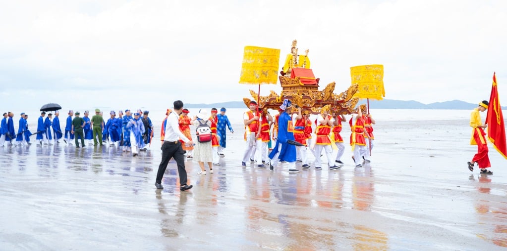 Lễ rước kiệu nghênh thần trên biển tại lễ hội truyền thống đình Trà Cổ năm Giáp Thìn 2024. Ảnh: Vi Thu (Trung tâm TT&VH Móng Cái)