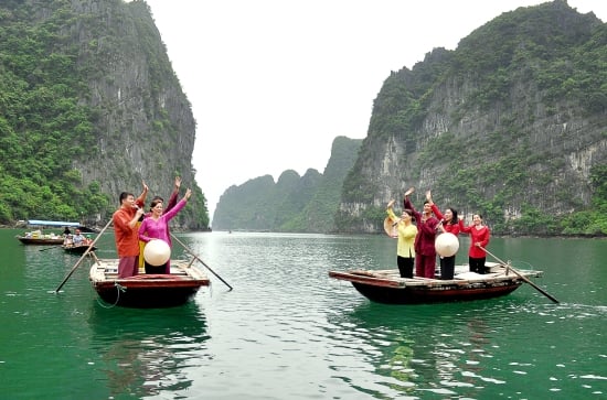 Hát chèo đường trên Vịnh Hạ Long là lối hát đối đáp, thường là hát tập thể giữa nam và nữ thường thấy ở các tục giao duyên khác ở Bắc Bộ. 