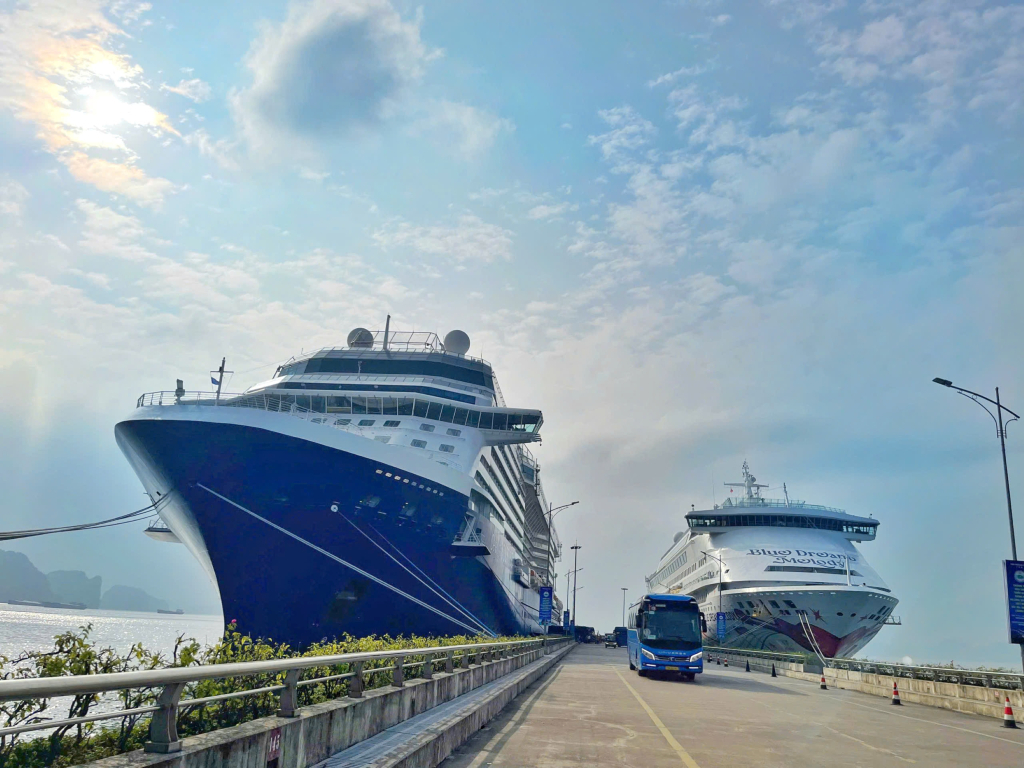 Tàu biển Blue Dream Melody và tàu biển Celebrity Solstice đưa du khách đến Hạ Long, neo đậu tại Cảng tàu khách quốc tế Hạ Long, ngày 18/11.