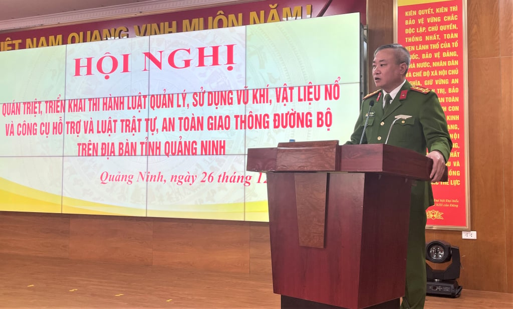 Đại tá Nguyễn Thuận Phó giám đốc Công an tỉnh thông tin tới các đại biểu 1 số nội dung mới, trọng tâm của 2 luật.