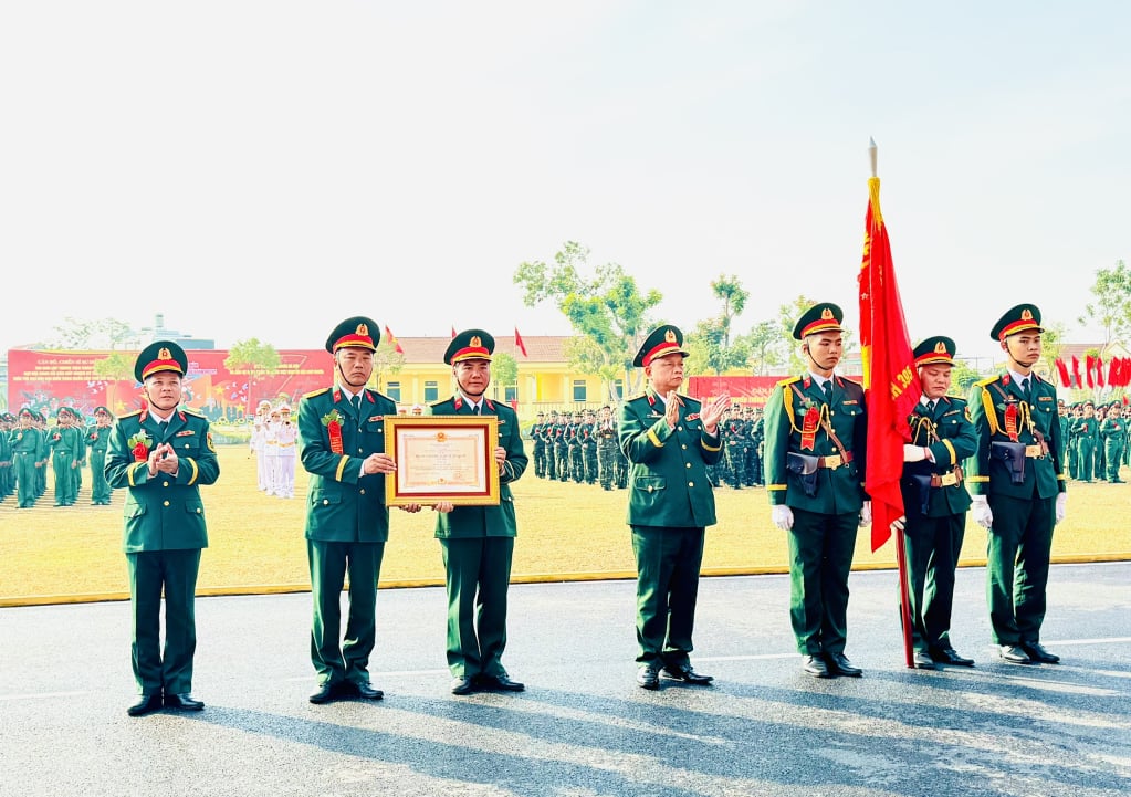 Trung tướng Nguyễn Quang Ngọc, Ủy viên Trung ương Đảng, Ủy viên Quân ủy Trung ương, Tư lệnh Quân khu 3, trao Huân chương Bảo vệ Tổ quốc hạng Nhất cho Sư đoàn 395.