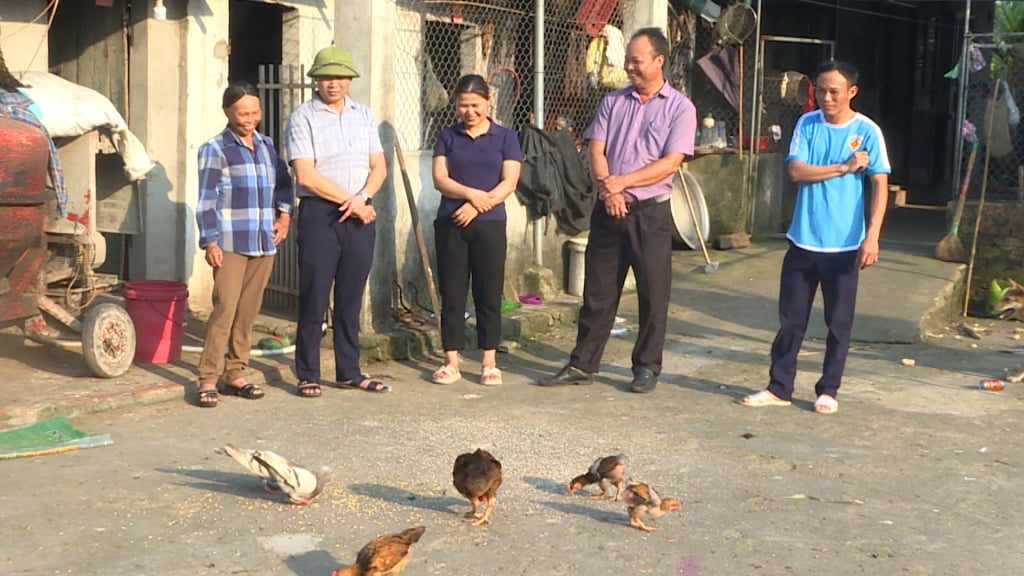 Cán bộ xã Quảng Minh (huyện Hải Hà) trực tiếp kiểm tra các mô hình phát triển kinh tế của người dân.