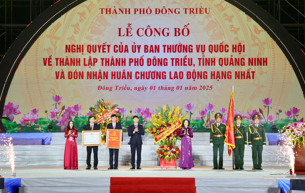 Đồng chí Nguyễn Thị Thanh, Ủy viên Trung ương Đảng, Phó Chủ tịch Quốc hội, phát biểu chỉ đạo tại buổi lễ.