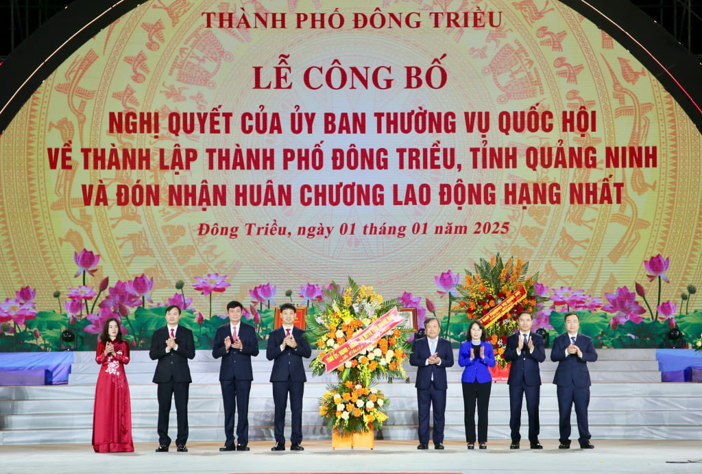 Thường trực Tỉnh ủy thay mặt Tỉnh ủy, HĐND, UBND, UBMTTQ tỉnh tặng hóa chúc mừng, chung vui với Đảng bộ, chính quyền và nhân dân các dân tộc TP Đông Triều.