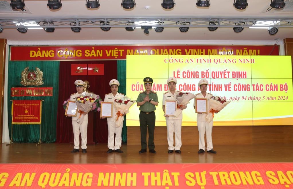 Đại tá Vũ Thanh Tùng, Phó Bí thư Đảng uỷ, Phó Giám đốc Công an tỉnh trao quyết định điều động công tác với 4 đồng chí lãnh đạo Công an các đơn vị, địa phương.