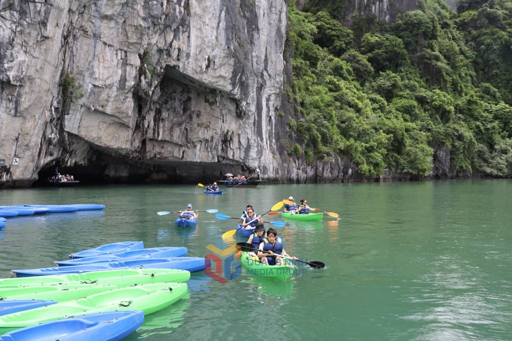 Du khách chèo thuyền kayak trên Vịnh Hạ Long.