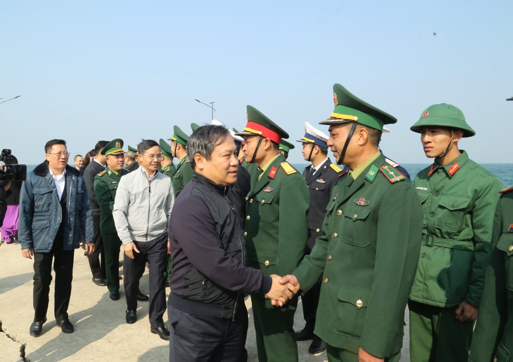 Đồng chí Vũ Đại Thắng, Ủy viên Trung ương Đảng, Bí thư Tỉnh ủy cùng đồng chí Phạm Đức Ấn, Phó Bí thư Tỉnh ủy, Chủ tịch UBND tỉnh và đoàn công tác đến thăm cán bộ, chiến sỹ và nhân dân đảo Trần (huyện Cô Tô).