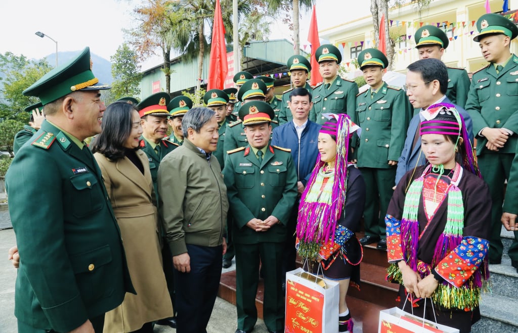 Đồng chí Bí thư Tỉnh ủy ân cần thăm hỏi, trò chuyện với bà con nhân dân huyện Hải Hà.