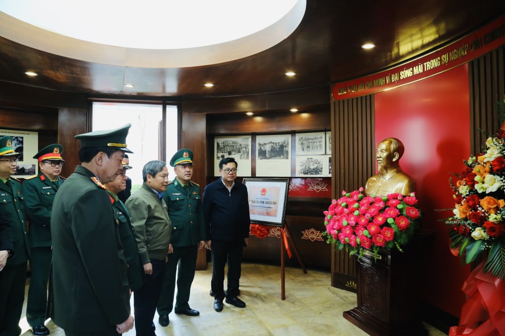 Đồng chí Bí thư Tỉnh ủy cùng đoàn công tác đến thăm khu lưu niệm Bác Hồ ở Móng Cái.