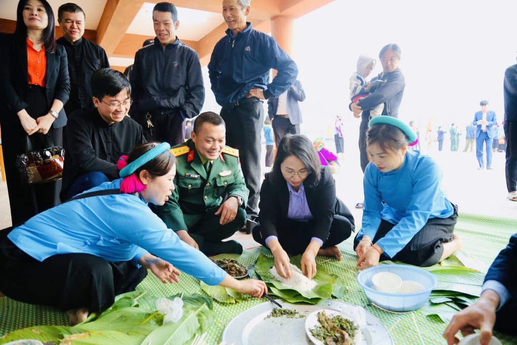 Đồng chí Trịnh Thị Minh Thanh, Phó Bí thư Thường trực Tỉnh ủy, Chủ tịch HĐND tỉnh tham dự chương trình Tết sum vầy – Xuân ơn Đảng 2025 với bà con nhân dân xã Đại Dực.