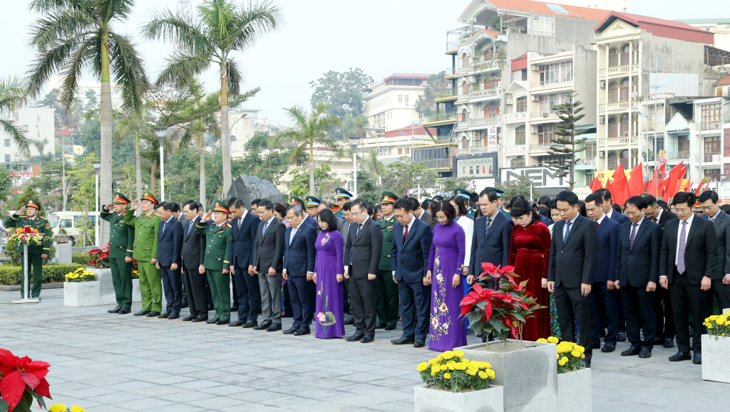 Các đại biểu dành một phút mặc niệm để tưởng nhớ các Anh hùng liệt sĩ và Anh hùng lực lượng vũ trang nhân dân - liệt sĩ Vũ Văn Hiếu, Bí thư Đặc khu ủy đầu tiên Khu mỏ Quảng Ninh.